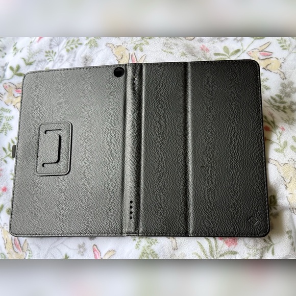 Gently used Amazon Fire HD 10 tablet - Picture 4 of 4